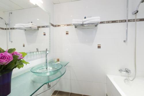 Double Room image 6