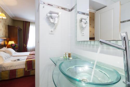 Twin Room image 2