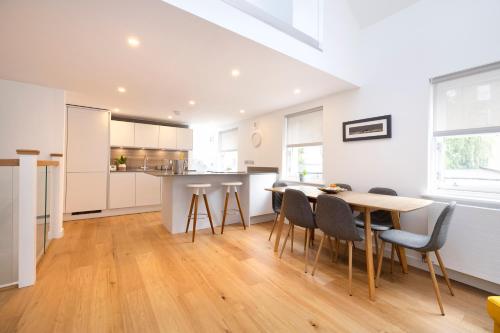Edinburgh Modern 3-Storey 3-Bedroom City Apartment, Эдинбург