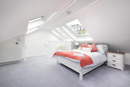 Edinburgh Modern 3-Storey 3-Bedroom City Apartment