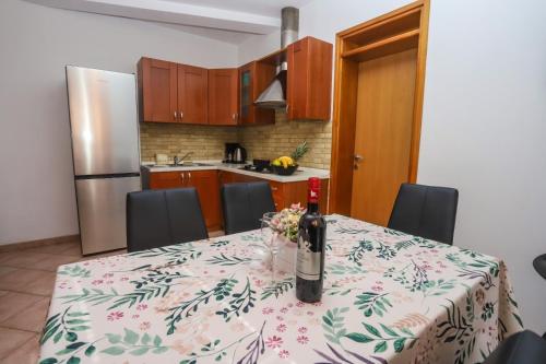 virtuve, Apartment Nina with private pool in Gedici