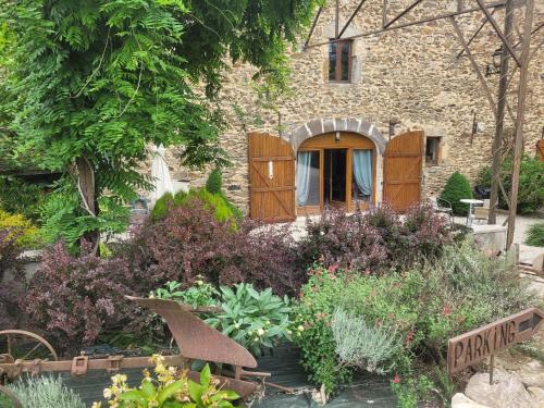 La Vieille Grange avec piscine et jardin