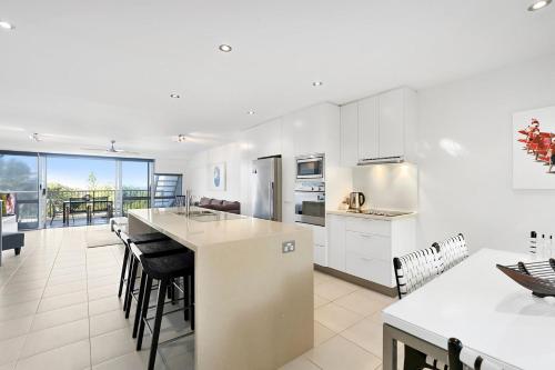 Ocean Terraces Split Level Apartment At The Beach - image 4