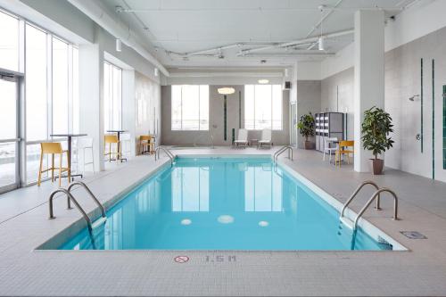 홀리데이 인 & 스위트 몬트리올 에어포트 바이 IHG - 수영장