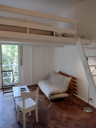 Loft monoambiente entrepiso y balcón francés
