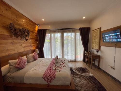 Deluxe King Room image 10