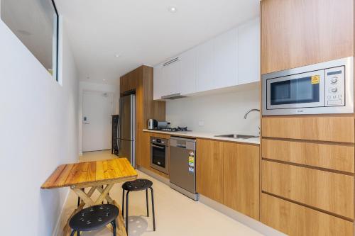 KOZYGURU BRISBANE CBD 2 BEDROOMS SKYTOWER QBN222-703