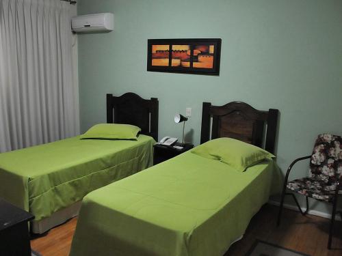 2 twin beds