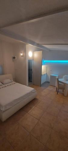 Economy Double Room image 5