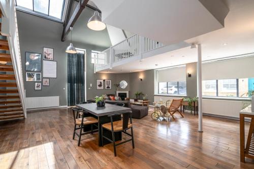 Stunning & Spacious 2BR Hampstead Duplex