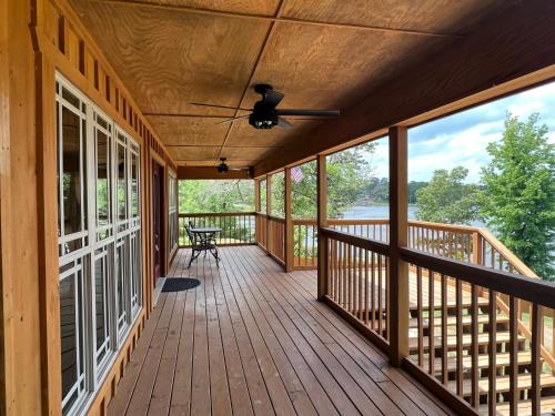 Erkély/terasz, Lakefront Oasis with Private Boat Dock on Lake Palestine in Flint (TX)