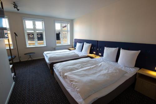 2 queen beds