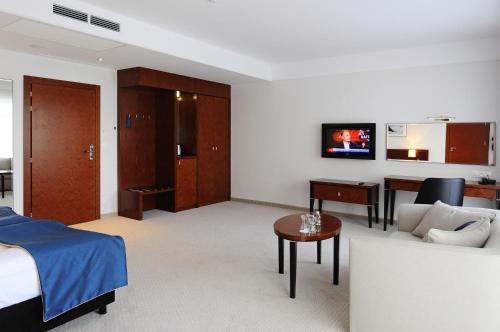 Family Room image 8