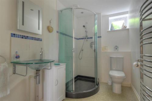 2a St Georges Hill - image 2