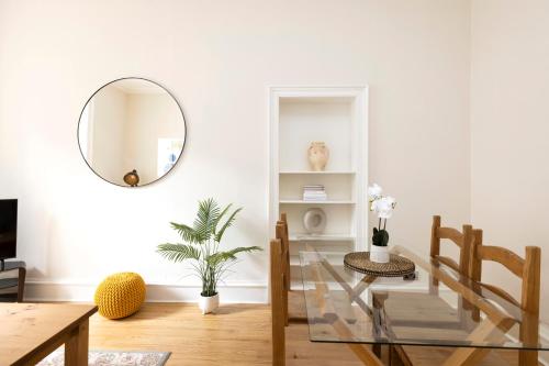 Chic Apartment near Stockbridge Market - image 10