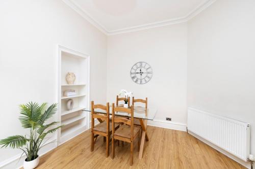 Chic Apartment near Stockbridge Market - image 14