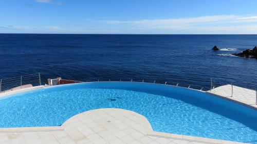 Afficher, Appartement 3 pièces pieds dans l 'eau front de mer sur la côte d'Azur (Appartement 3 pieces pieds dans l 'eau front de mer sur la cote d'Azur) in Le Trayas Superieur