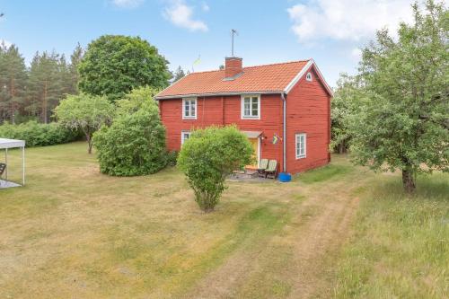 Cozy cottage with proximity to lake with jetty - Vimmerby
