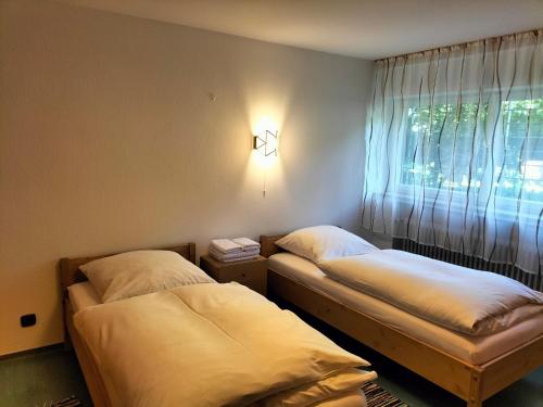 Monteurenwohnung im Untergeschoss mit Tageslicht