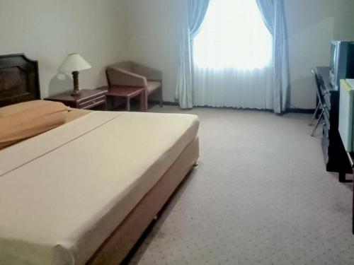 Hotel Indiana Syariah Mitra RedDoorz Room Type - Deluxe Double Room