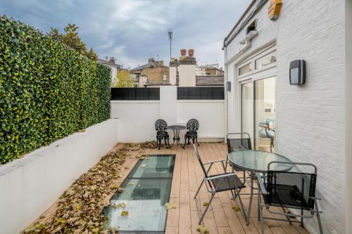 Elegant house with rooftop terrace - image 12