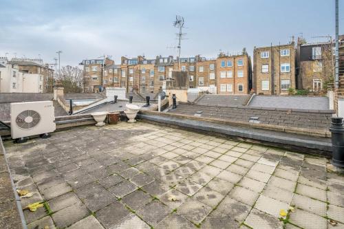 Elegant house with rooftop terrace - image 8