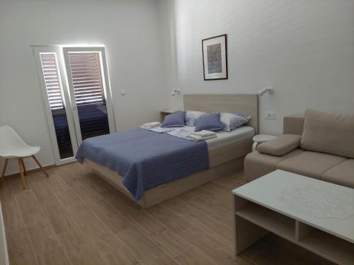  Apartments Dora, with a beautiful view of the bay, near the sea and center in Vrboska