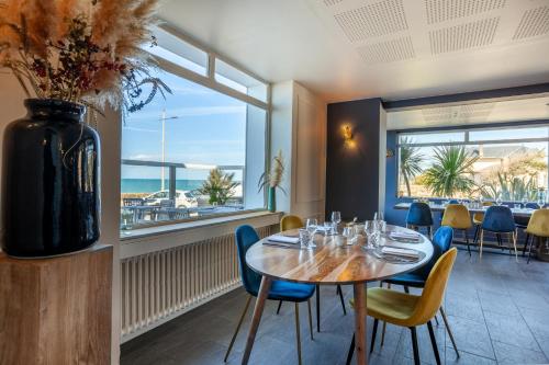 Ресторан, Hôtel des Isles (Hotel des Isles) in Barneville-Carteret