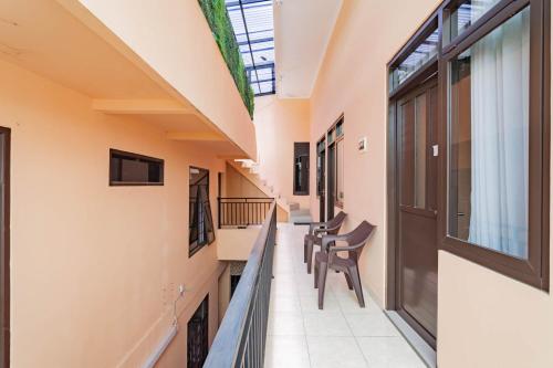 Balcony/terrace, Shofy Guest House Syariah Mitra RedDoorz in Soekarno Hatta Bypass
