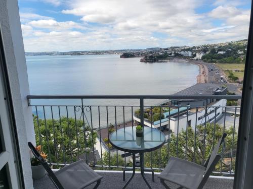 Loveliest Homes Torquay - 3 bed, 2 bathroom, balcony, parking - Apartment - Torquay