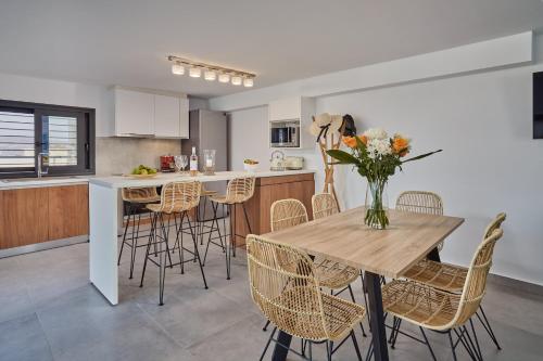 virtuve, Blue Armonia Villa featuring SaltWater Heated Pool By KB Hospitality in Mikrolimano