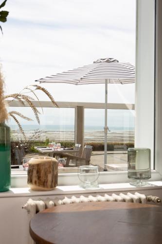Ресторан, Hôtel des Isles (Hotel des Isles) in Barneville-Carteret