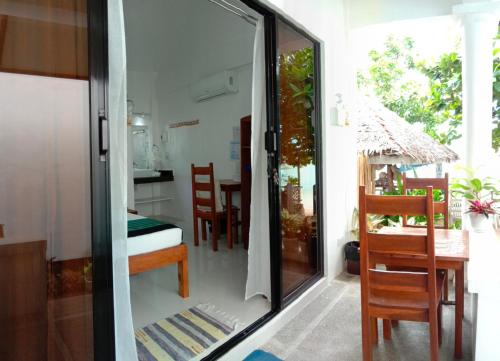 Corong Beach Resort – El Nido, WI