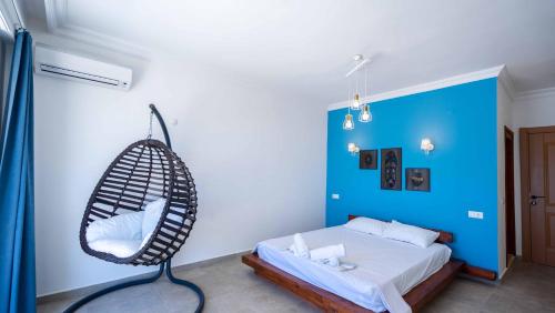 1 queen bed, 2 twin beds