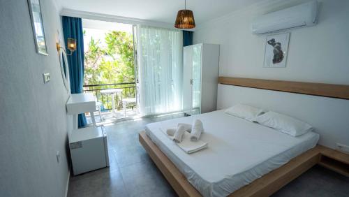 Sole'n Blu Room Type - Deluxe Double Room with Side Sea View