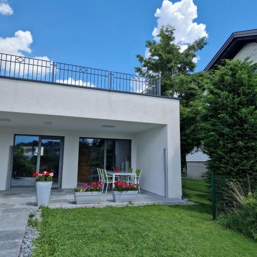 Comfy Plaza 65m2 Ground Floor Apartment no stairs with Separate Bedroom Living Room Full Kitchen and Study Furnished Terrace Parking at the Door Fiber Internet Sleeps 4 in Aurolzmünster, Österreich