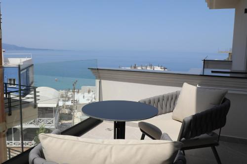 Deluxe Triple Room with Balcony Sea View image 6