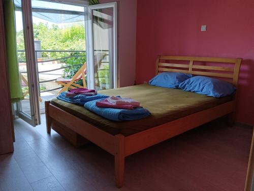 1 queen bed, 1 sofa bed