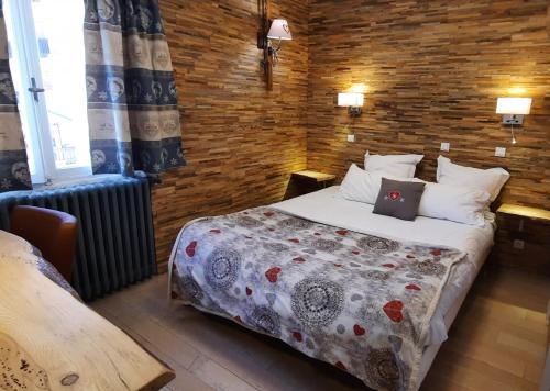 1 double bed, 2 twin beds