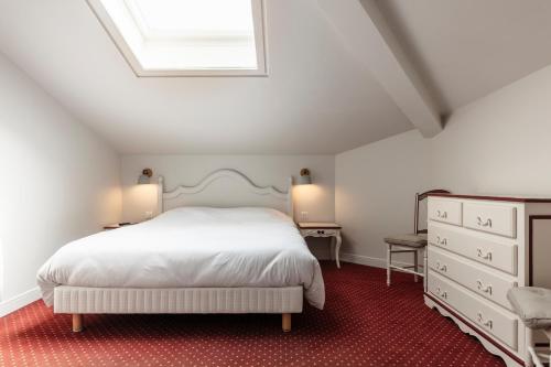 1 king bed, 2 sofa beds