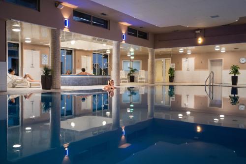 Swimming pool, Burrendale Hotel Country Club & Spa in Newcastle