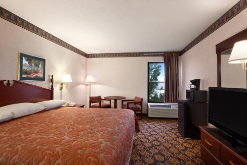 Super 8 by Wyndham Evansville North - Tap to explore photos