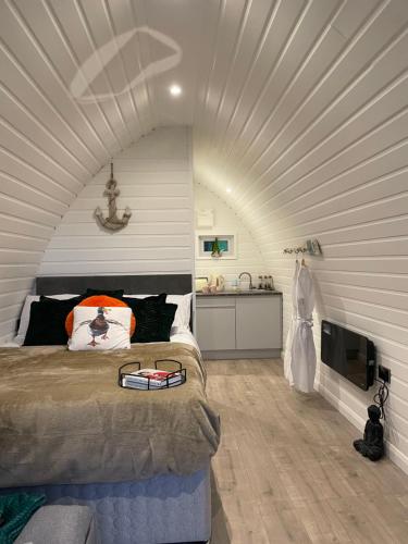 Paddock Pod - Sleeps 4 & Roofed Over Private Hot Tub