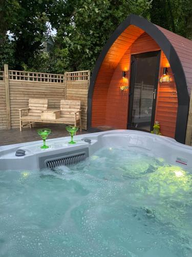 Paddock Pod - Sleeps 4 & Roofed Over Private Hot Tub