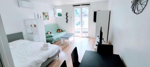 1 twin bed, 1 sofa bed