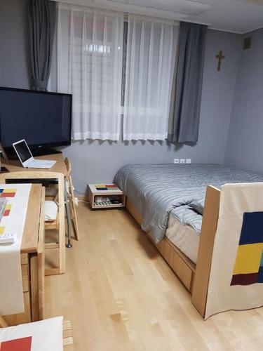 Gyeongbokgung Palace Seochon Christian Home - Foreigner Only (1)