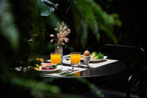 373302235 Hotel Well and Come Barcelona