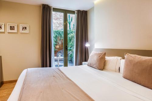 373302602 Hotel Well and Come Barcelona