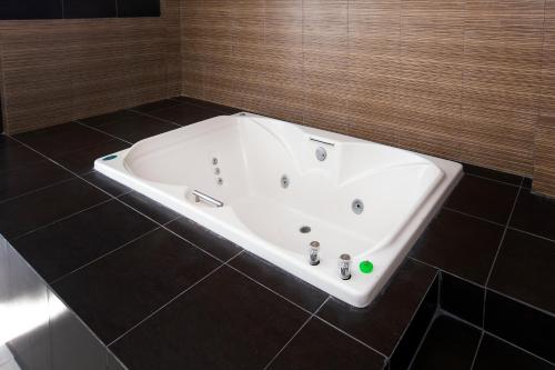 ห้องน้ำ, Capital O Hotel Euro Confort,Pachuca	 in คอสตา เอสเมอรอลดา