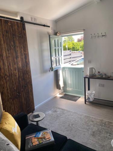 Self-contained, Framlingham Snug, Private Parking, no cooking facilities - Saxtead Green